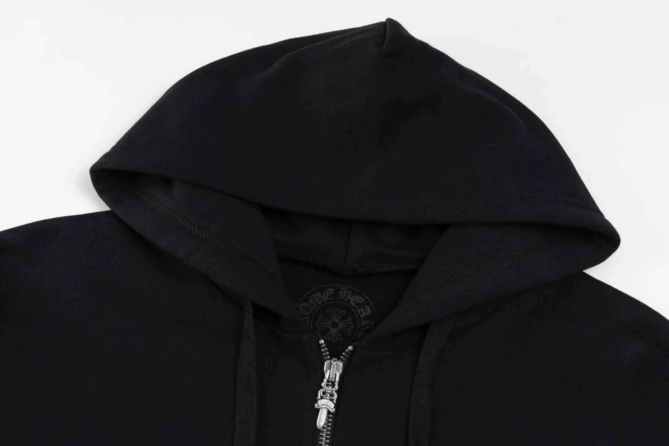 🅿️520 [Exclusive supply] CH Crow Heart Deadly Doll co-branded hooded jacket. The fabric is made of 420 grams of high-quality thin velvet thick fish scale fabric, bringing a comfortable wearing experience. The fabric has been professionally brushed and washed to give the clothing a soft, skin-friendly feel. The printed pattern on the sweatshirt strictly follows the original design and uses hand-made glue printing technology to ensure that the pattern is clear and lasting. The zipper part is specially made of real antique silver and has been carefully aged. The zipper head is sprayed with silver to create a retro texture. The whole body has been shaped to keep the shape crisp. This sweatshirt strives for excellence in craftsmanship and reflects high-end quality from fabric selection to detail processing. It not only retains the street fashion sense, but also incorporates Chrome Hearts' iconic luxury elements. It is an ideal choice for fashion lovers who pursue individuality and quality. Size:S/M/L